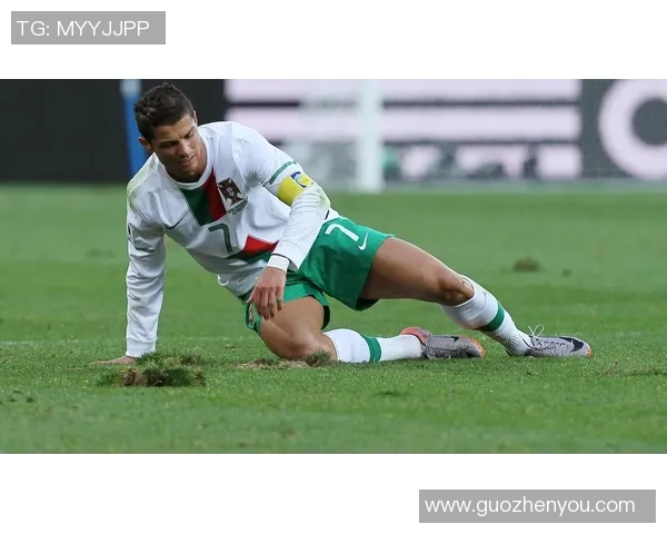 足球明星穿着棒球服的时尚造型展示与球场魅力结合的精彩瞬间