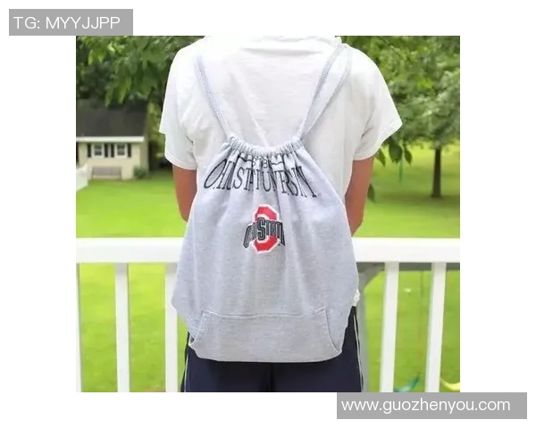 足球明星进场时背包造型大揭秘时尚与运动的完美结合